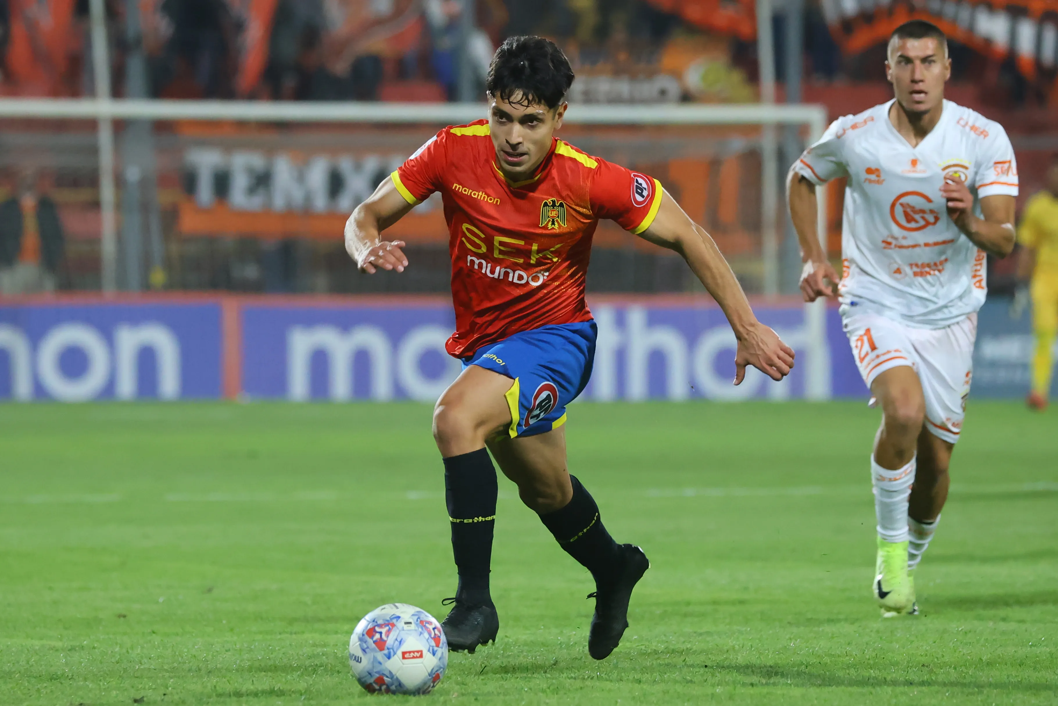 Mitchell Wassenne fue buena figura hispana ante Santa Cruz. (Jonnathan Oyarzun/Photosport).