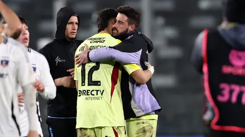 Eduardo Villanueva queda atrás en el arco de Colo Colo.