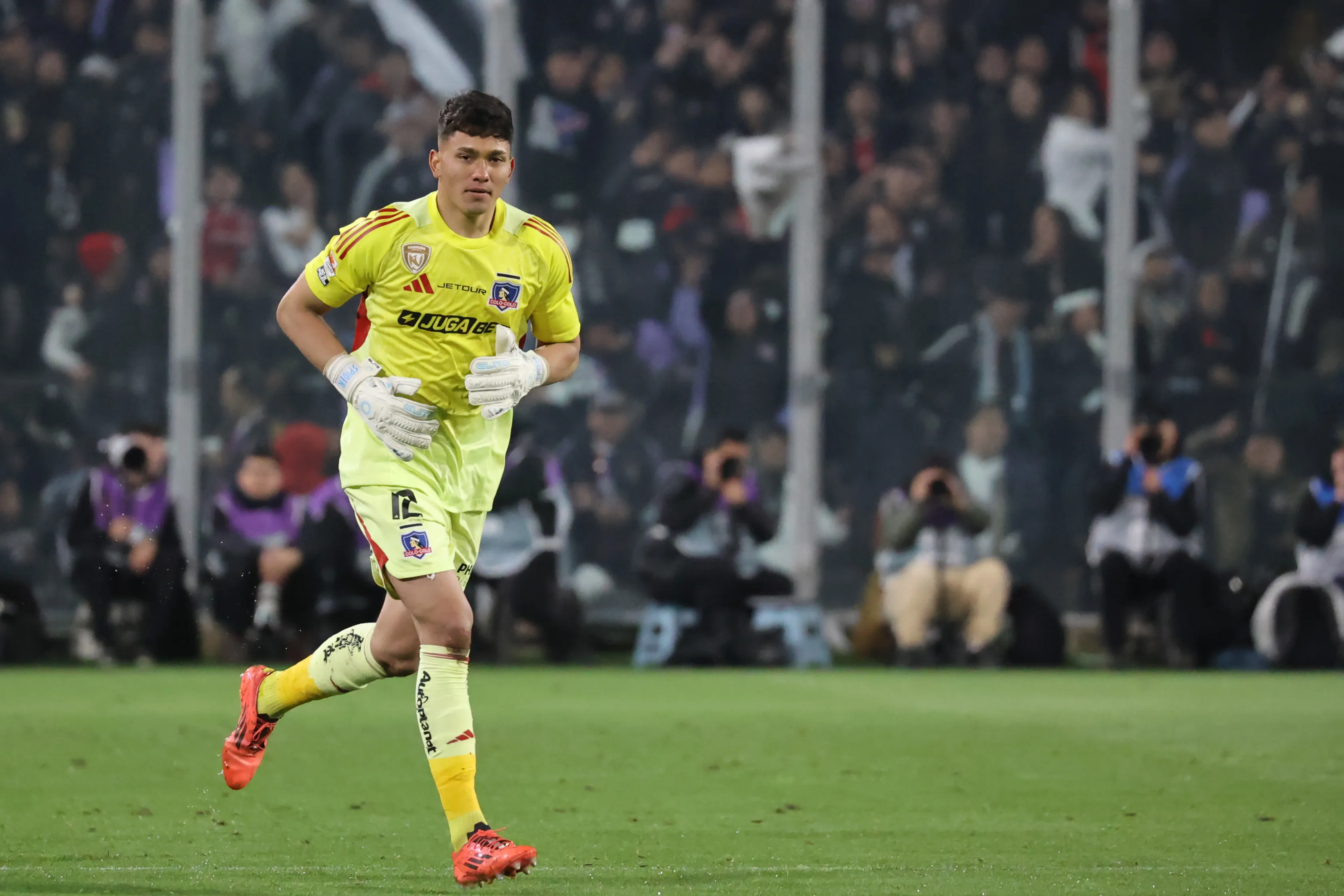 Eduardo Villanueva queda al fondo de la pelea por el arco de Colo Colo. Foto: Photosport.