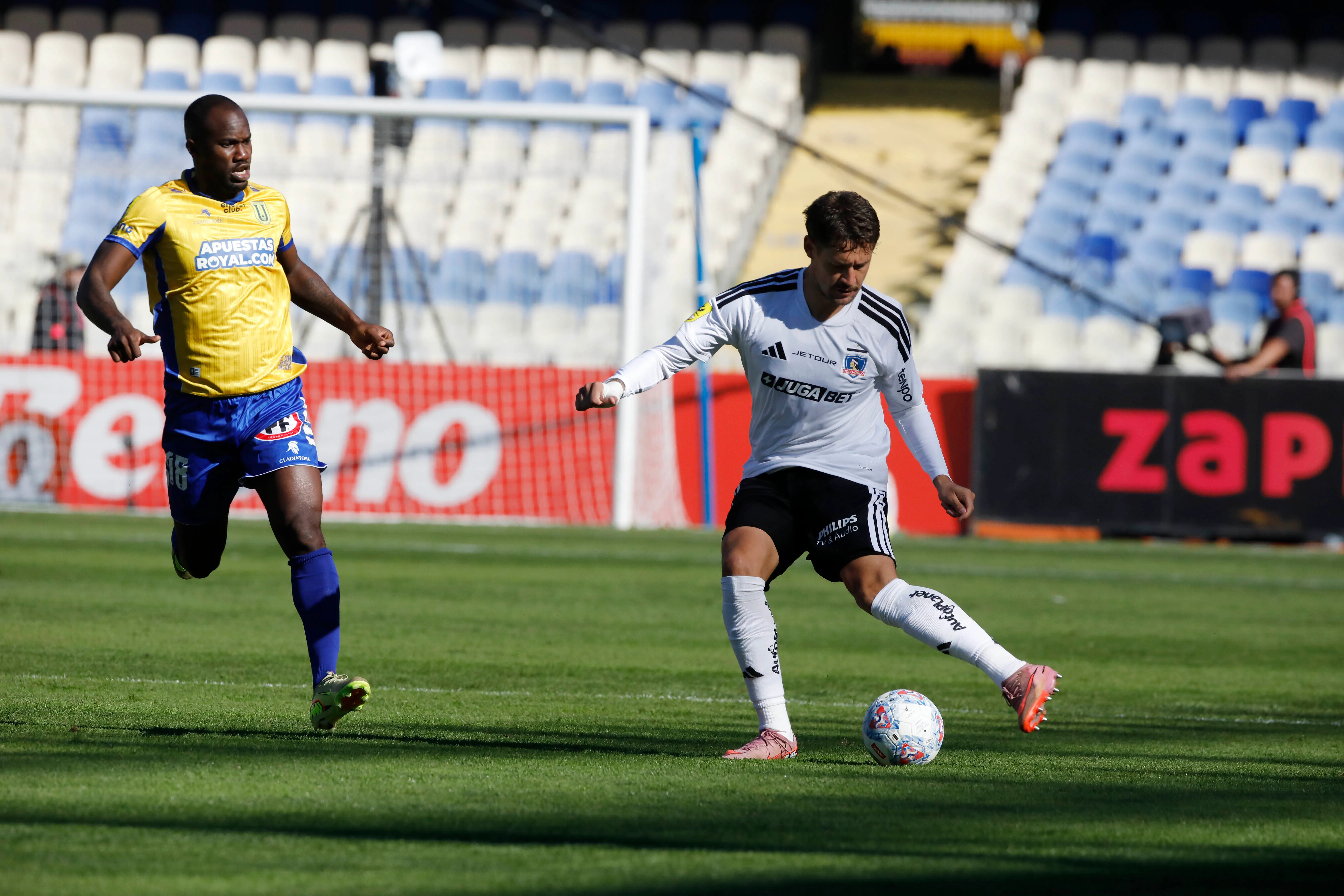 Joaquín Sosa ante la presión lejana de Cecilio Waterman. (Marco Vázquez/Photosport).