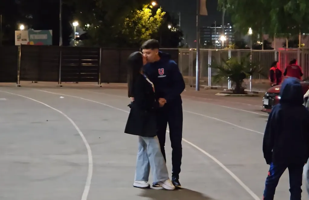 El premio para Agustín Arce tras el Clásico Universitario. Foto: Siempre pasa algo.