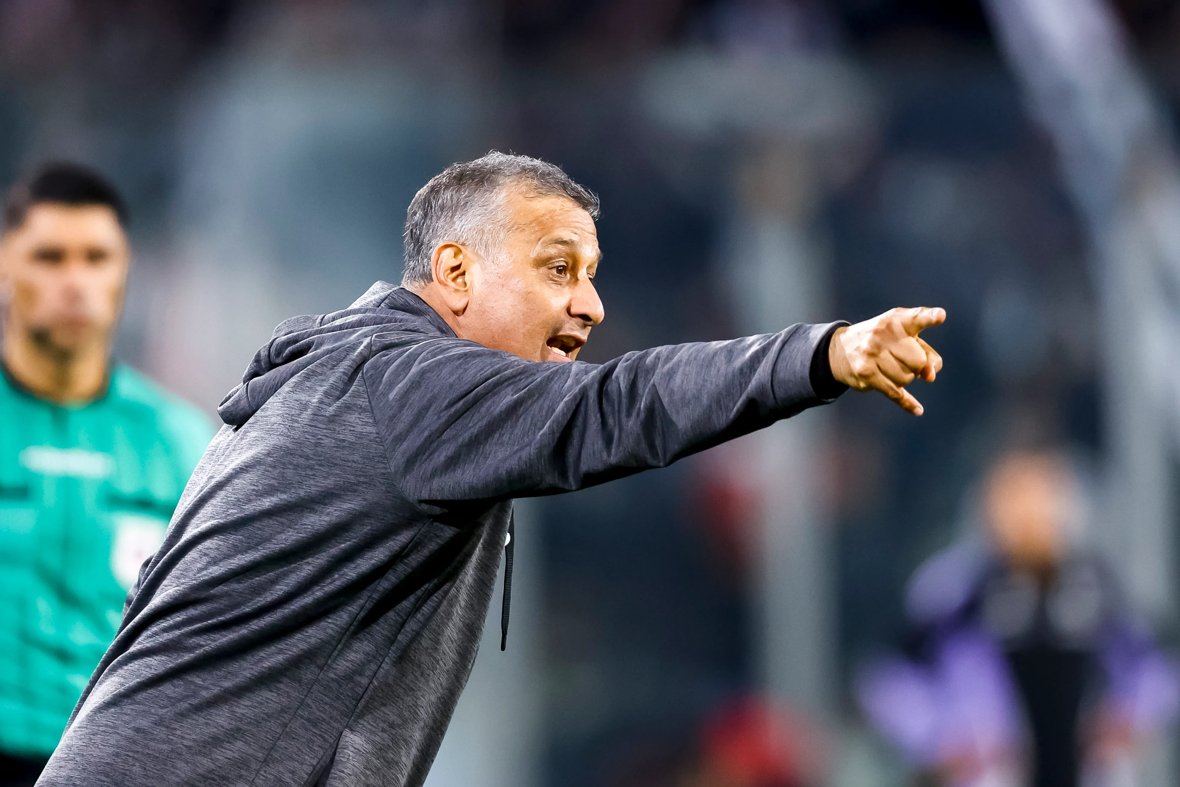 Ronald Fuentes sabe que debe recurrir a las fuerzas jóvenes hispanas. Jugó el Mundial 1998 con la selección chilena de Nelson Acosta. (Pepe Alvujar/Photosport).