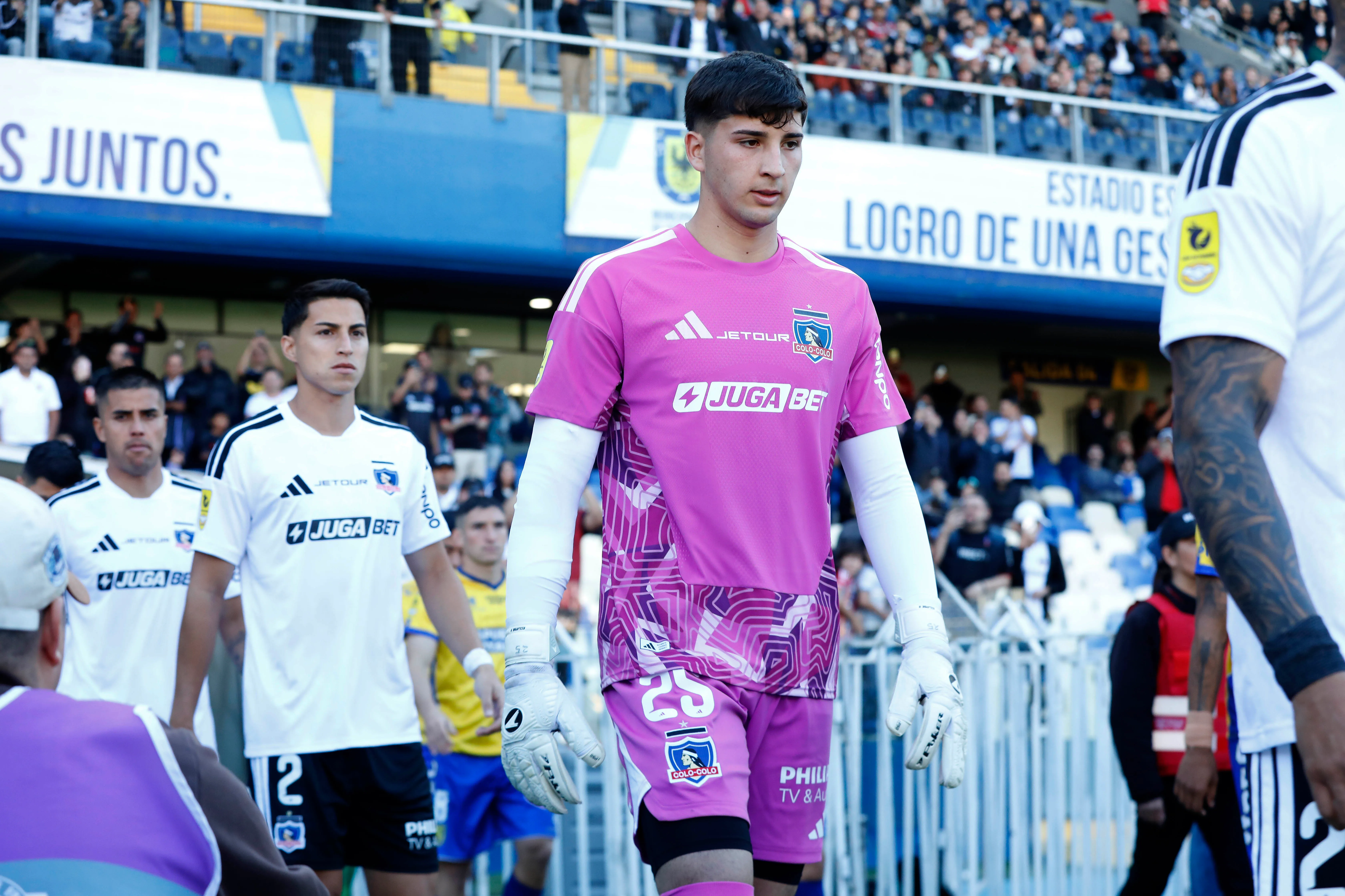 Maureira usó dos camisetas de distintos colores, algo no permitido. Imagen: Photosport
