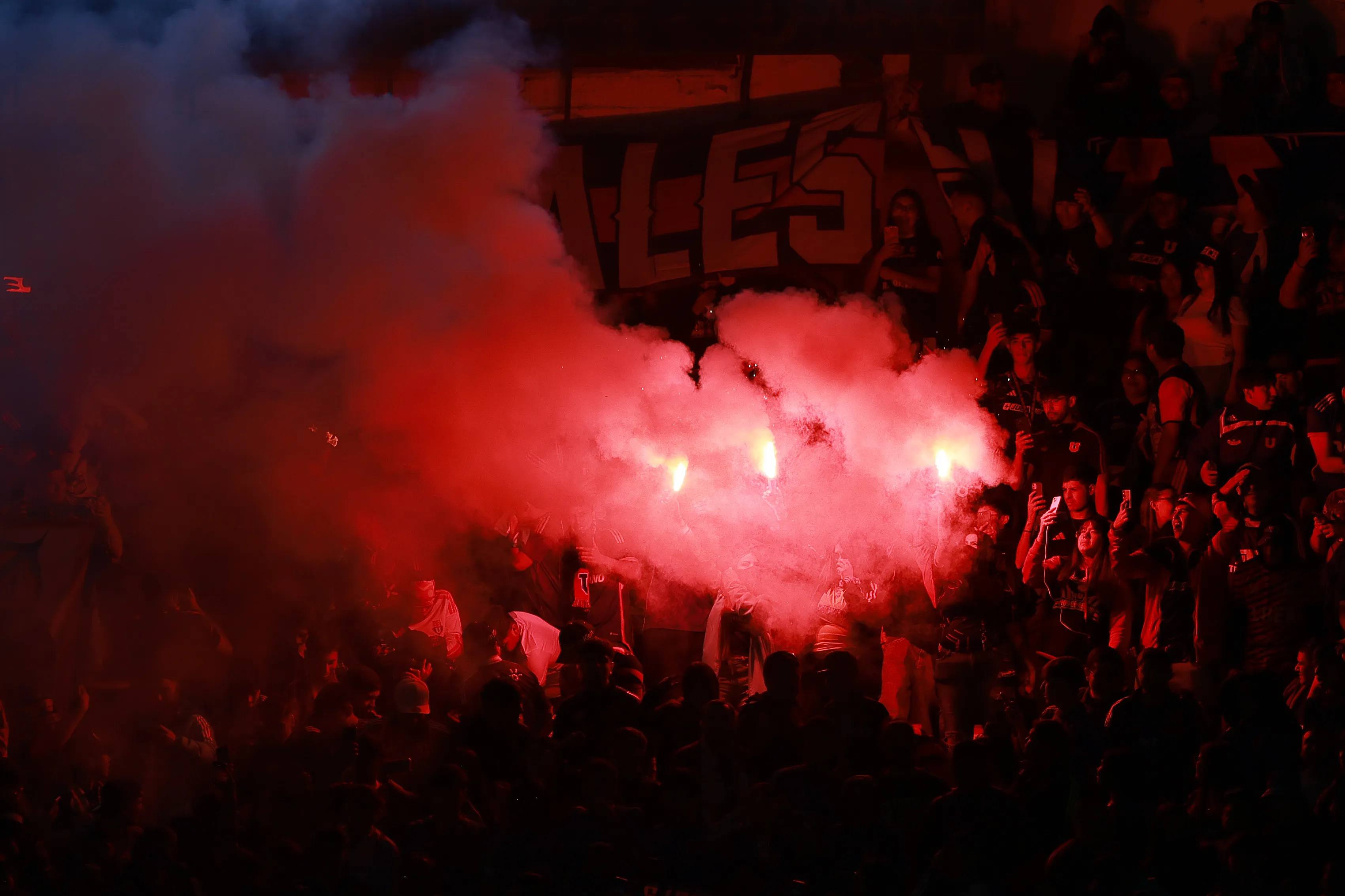 Fueron varias la bengalas que se encendieron en el Universidad de Chile vs Universidad Católica el pasado sábado. | Foto: Photosport.