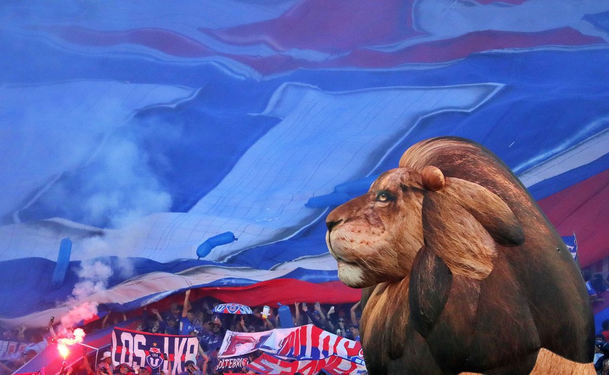 U de Chile arriesga duro castigo tras informe arbitral del Clásico Universitario: “Se lanzan bengalas voladoras”