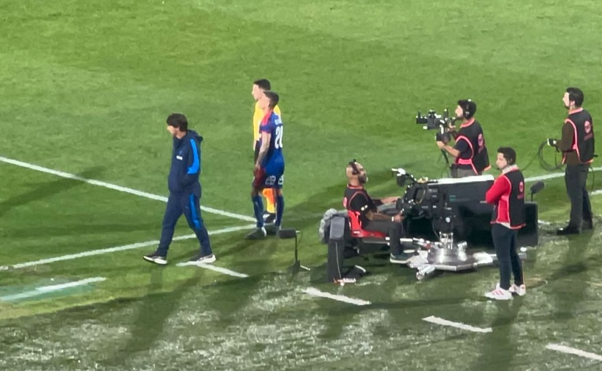 Caballero cruzado: el lindo gesto de Daniel Garnero con Charles Aránguiz que no se vio en TV