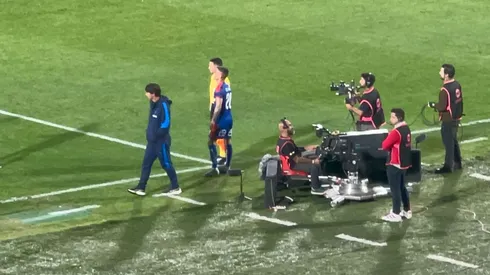 Charles Aránguiz sumó sus primeros minutos con Fernando Gago.