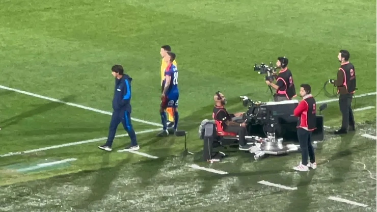 Charles Aránguiz sumó sus primeros minutos con Fernando Gago.
