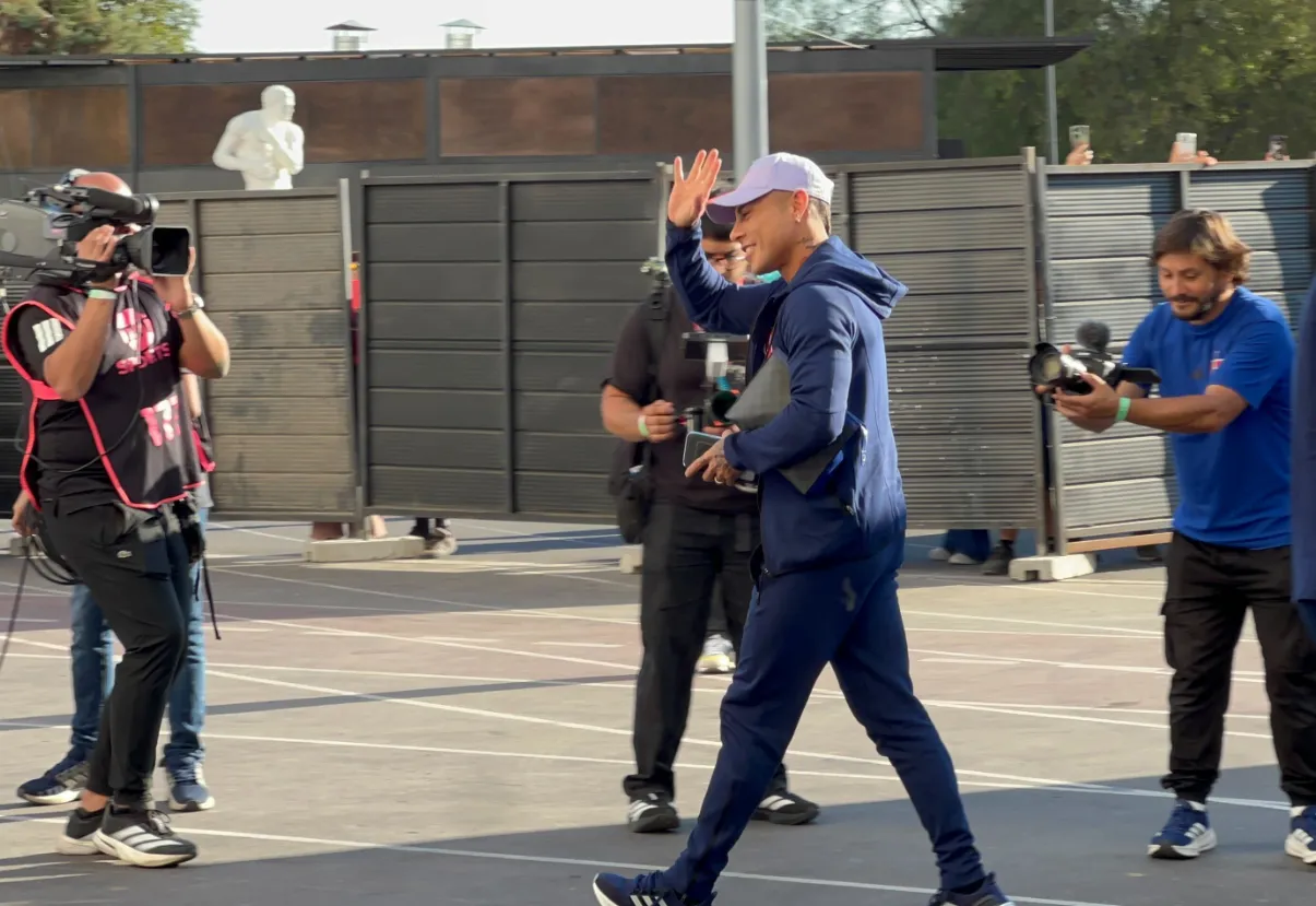 Eduardo Vargas llegó con el plantel al Clásico Universitario, pero fue dejado fuera de la nómina. Foto: Redgol.