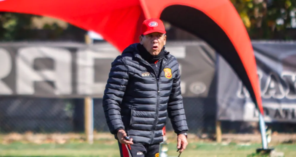 Jaime Vera en medio de una práctica de Rangers.