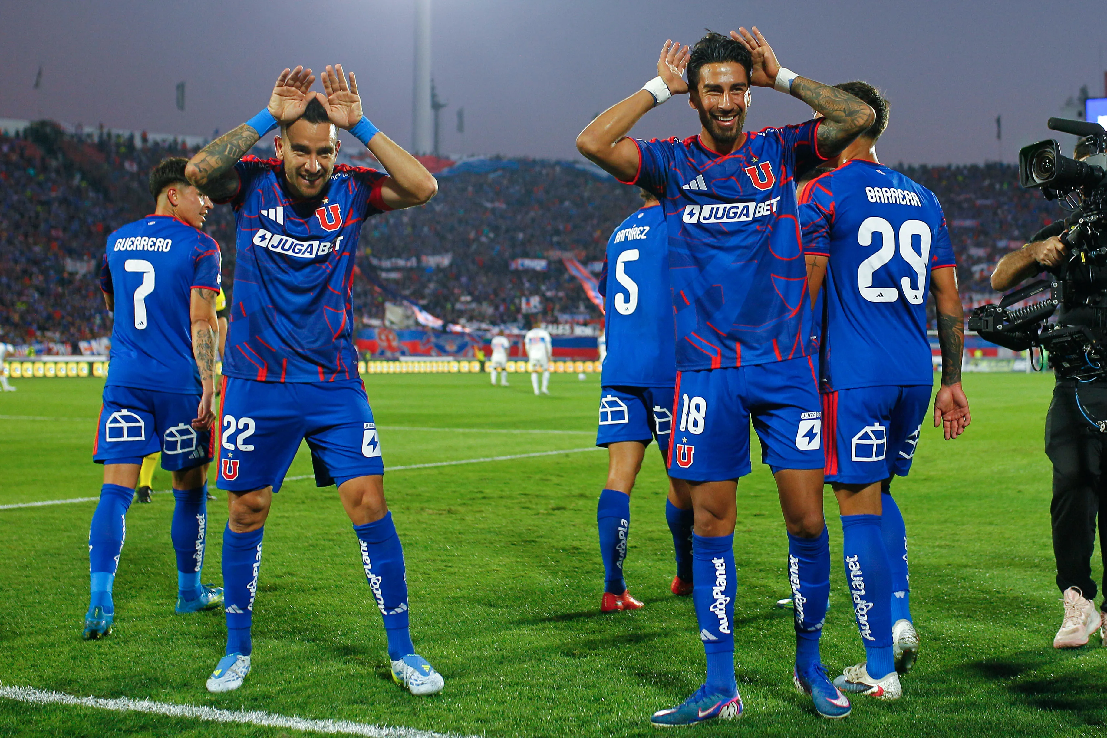 Juan Martín Lucero celebró con Matías Zaldivia el triunfo en el Clásico Universitario. Foto: Photosport.