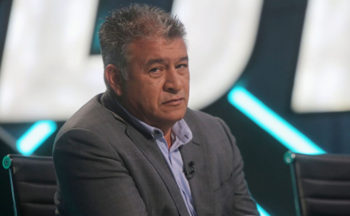 Claudio Borghi se lleva una sorpresa en su regreso a la TV en el Clásico Universitario