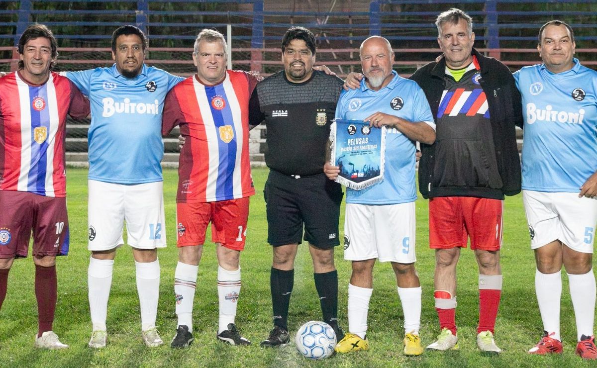 Chilenos le ganan a argentinos en partido en honor a Diego Armando Maradona