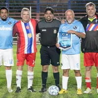 Chilenos le ganan a argentinos en partido en honor a Maradona
