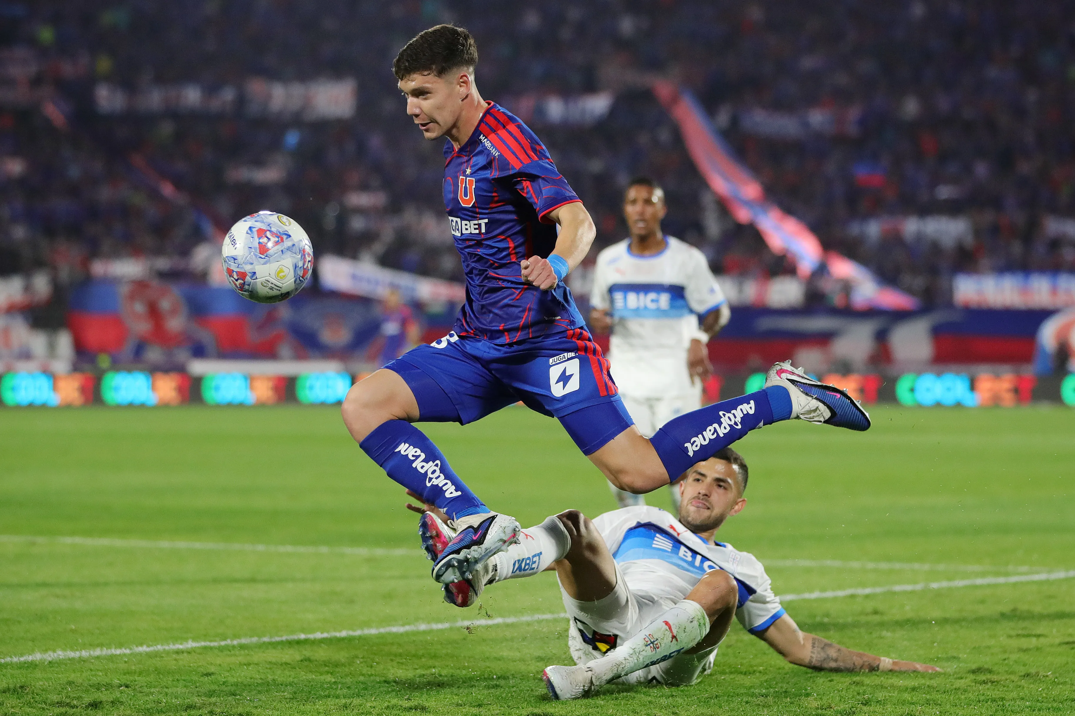 Agustín Arce fue una de las buenas figura de Universidad de Chile en la UC. | Foto: Photosport.