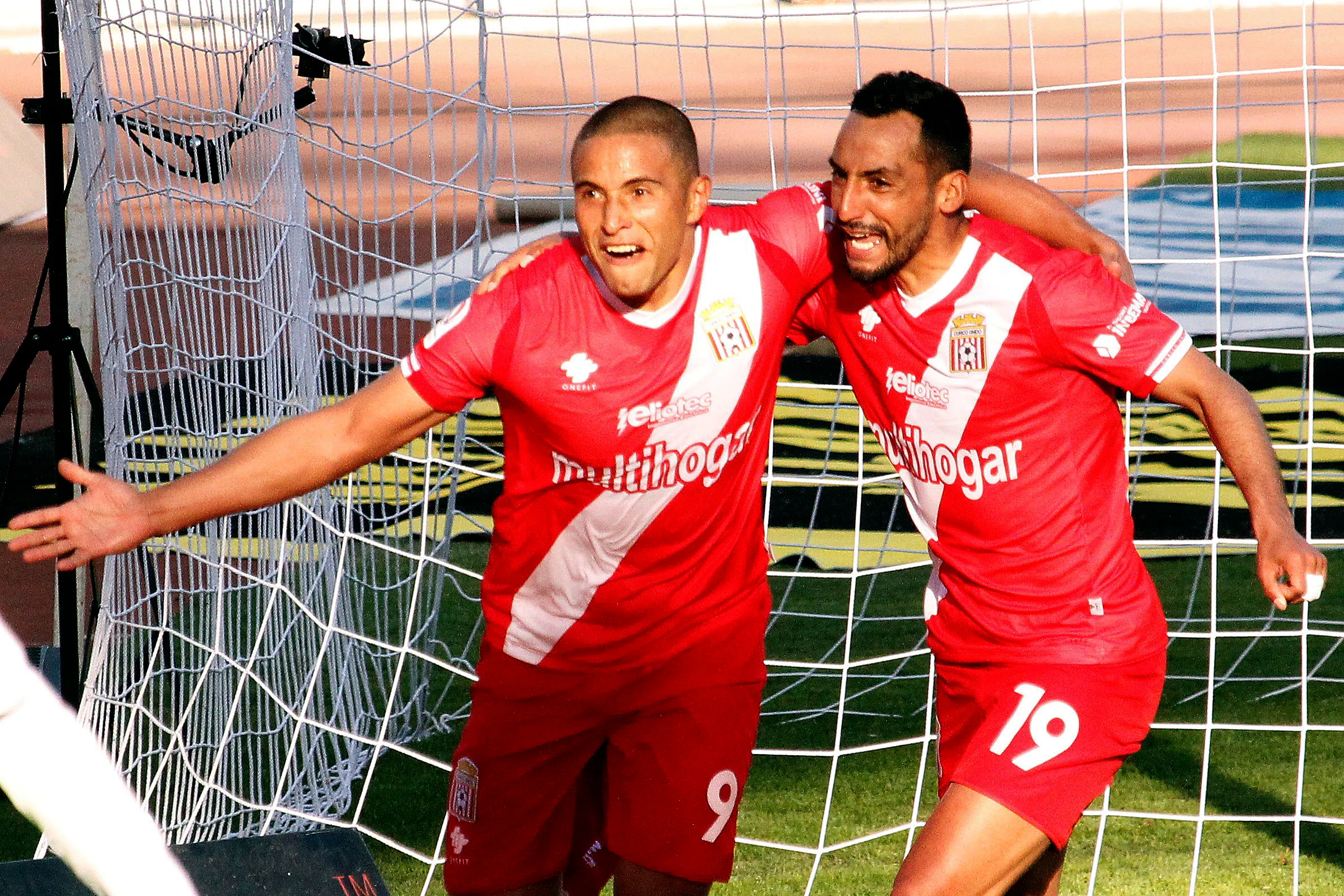 Leandro Benegas estuvo en Curicó Unido durante la temporada 2021. En la foto con Ronald de la Fuente, quien hoy también es su compañero. (Edgard Cross-Buchanan/Photosport).
