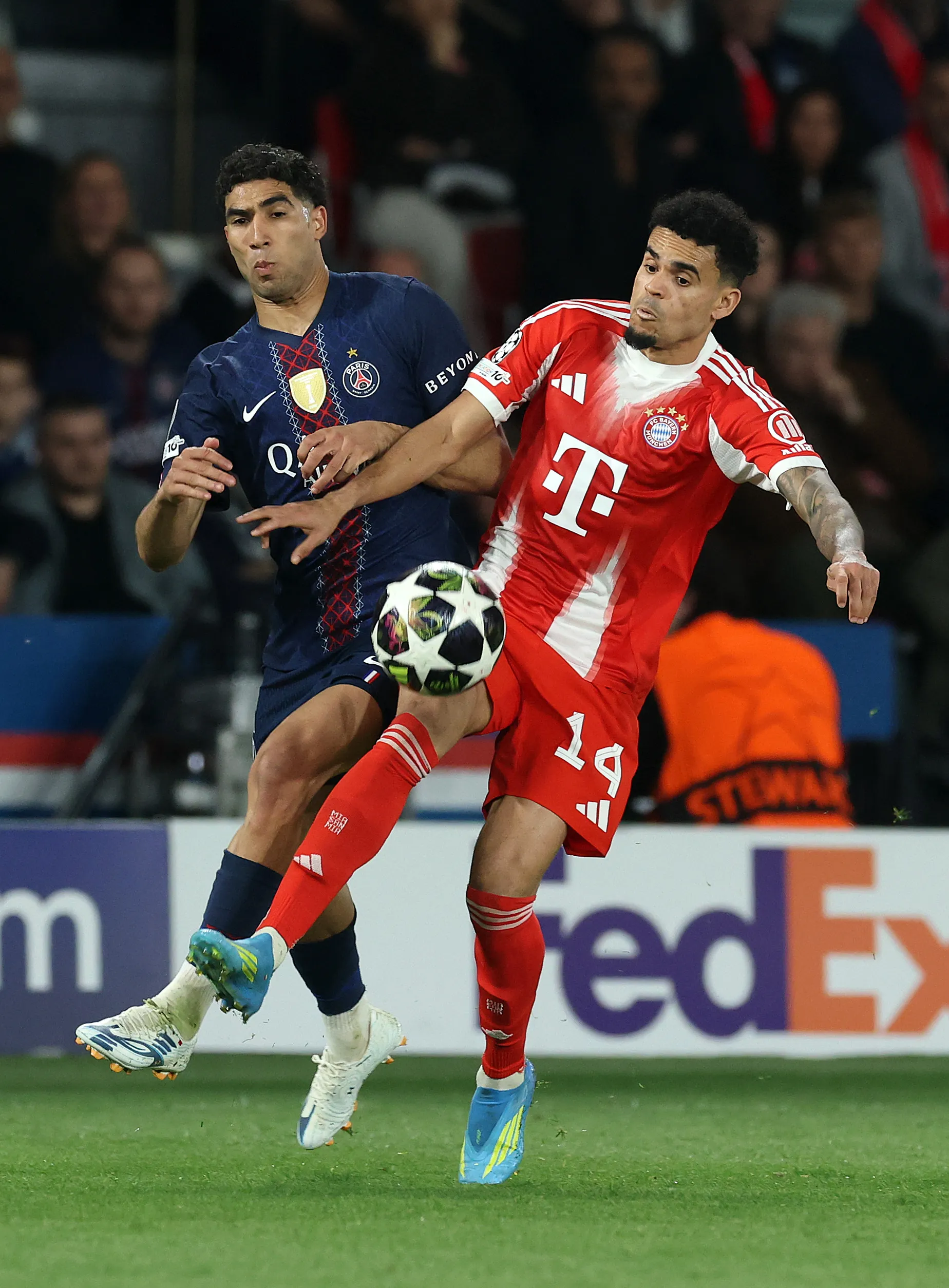 En el triunfo del PSG ante Bayern Múnich, Achraf Hakimi terminó con molestias que preocupan a Marruecos para el Mundial. Foto: Getty Images.
