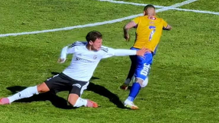 Agustín Urzi terminó sin pantalones en la derrota de la U de Concepción ante Colo Colo.