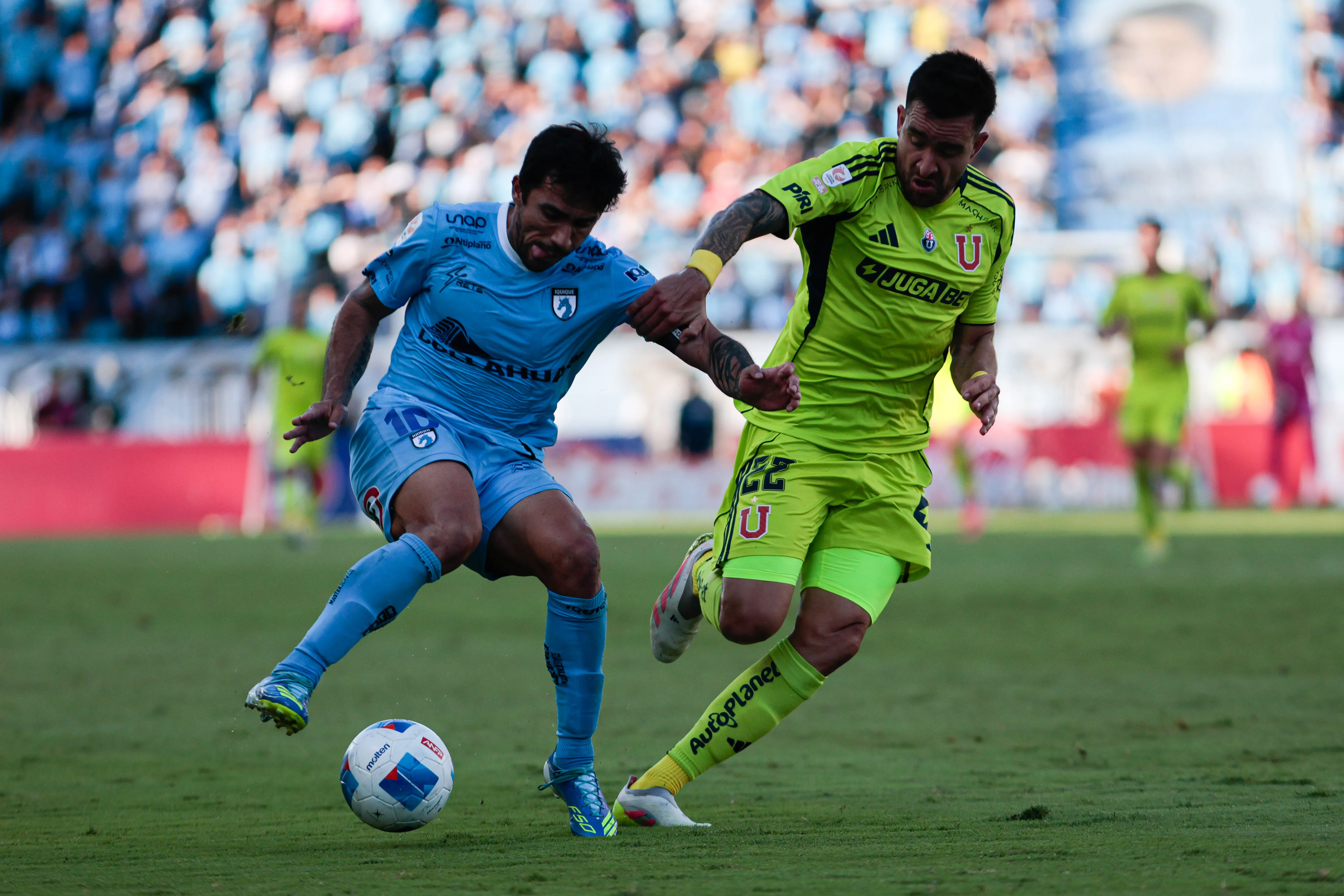 Edson Puch en un mano a mano contra Matías Zaldivia. (Johan Berna/Photosport).