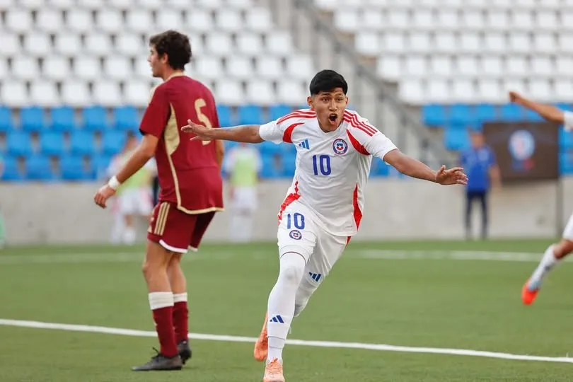 Bayron Barrera en acción por la Roja Sub 17. (Foto: Deportes Iquique).