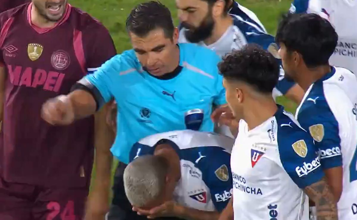 El pintamonos Deyverson acusa al árbitro chileno José Cabero de un golpe en el Lanús vs Liga de Quito