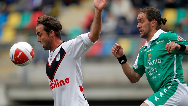 Ithurralde marca a Sergio Comba de Santiago Morning. (Foto: Andrés Piña | Photosport).