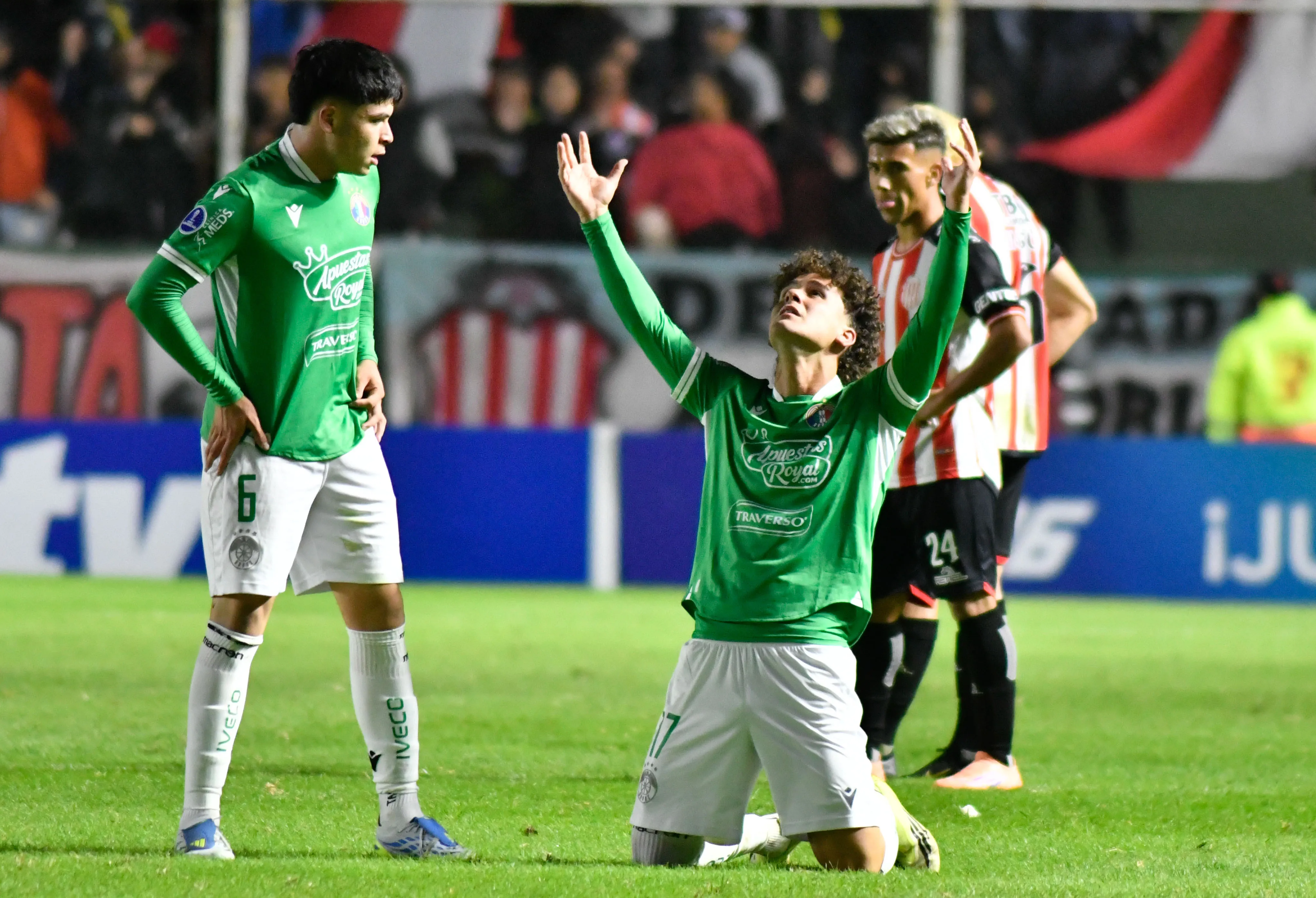 Favian Loyola logró el empate agónico ante Barracas Central. (Foto: Fotobaires/Photosport)