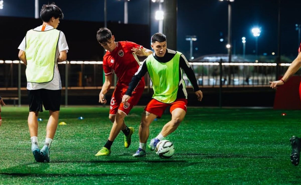 “Tiene un juego parecido a Juanfer Quintero”: La apuesta colombiana que busca su lugar en Chile