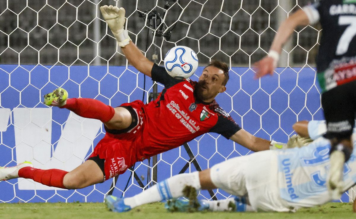 A Palestino casi lo echan al saco y Zanahoria Pérez estuvo monumental: ¡Ataja tres veces el mismo penal!