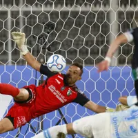 "Zanahoria" ataja tres penales a Gremio y mantiene con vida a Palestino