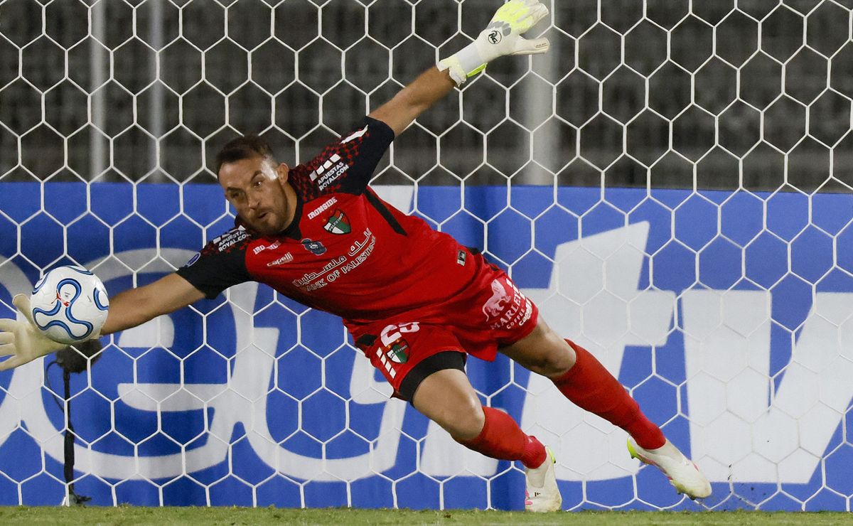 Formador de Claudio Bravo en llamas con el triplete de penales del Zanahoria Pérez en Palestino