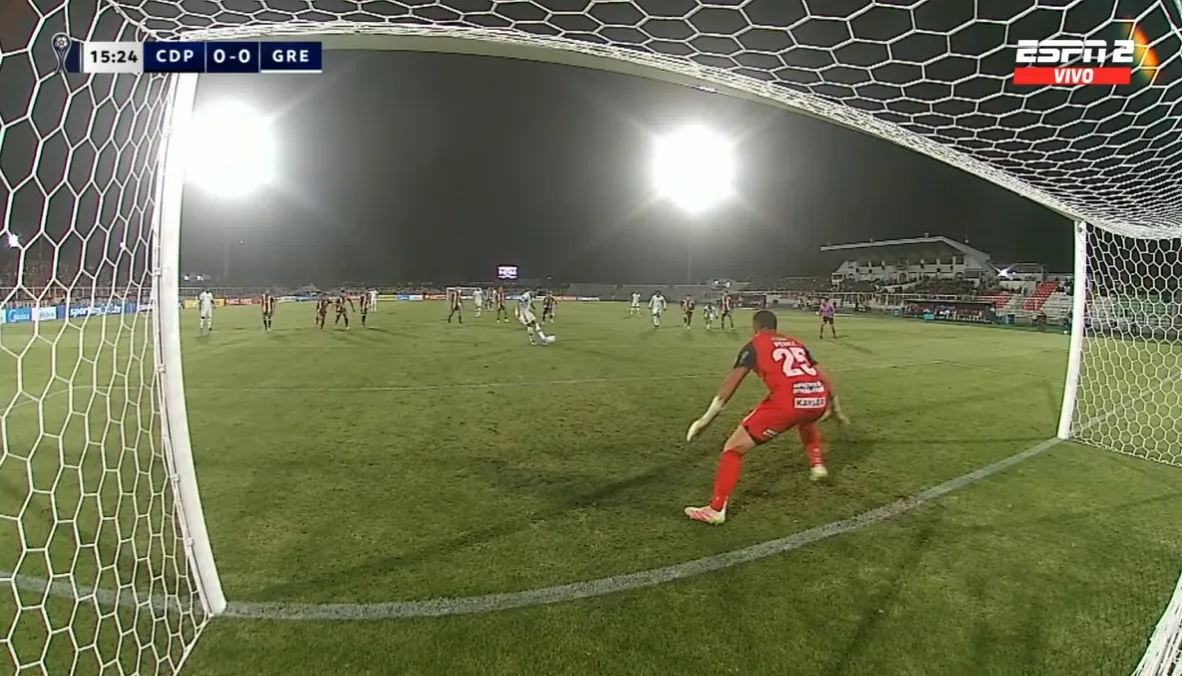 Uno de los penales que se tuvo que repetir por adelantado.