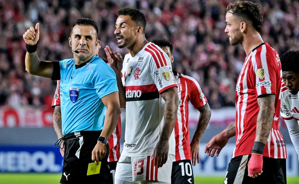 Escándalo de Piero Maza en Argentina: Pésimo arbitraje en Estudiantes vs. Flamengo