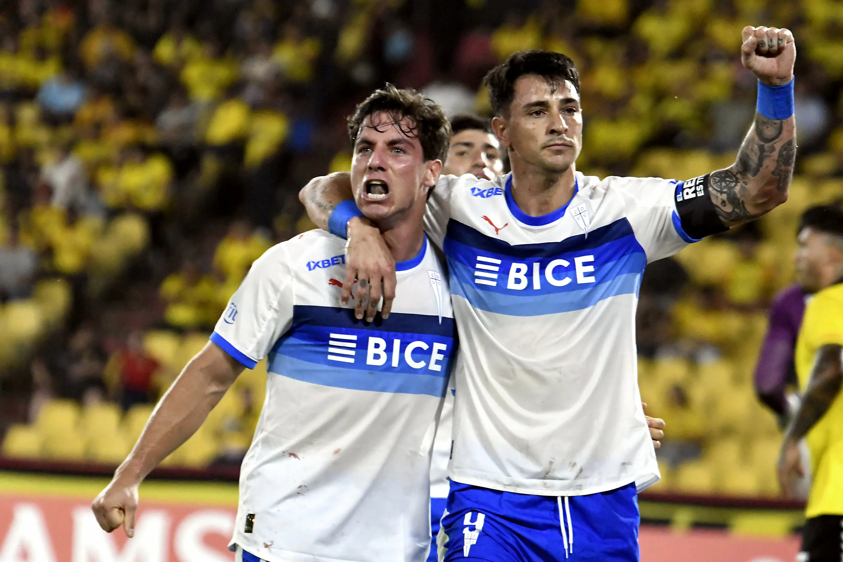 Clemente Montes y Fernando Zampedri celebran el 1-0 de la UC. (Adrian Nuques/API/Photosport).