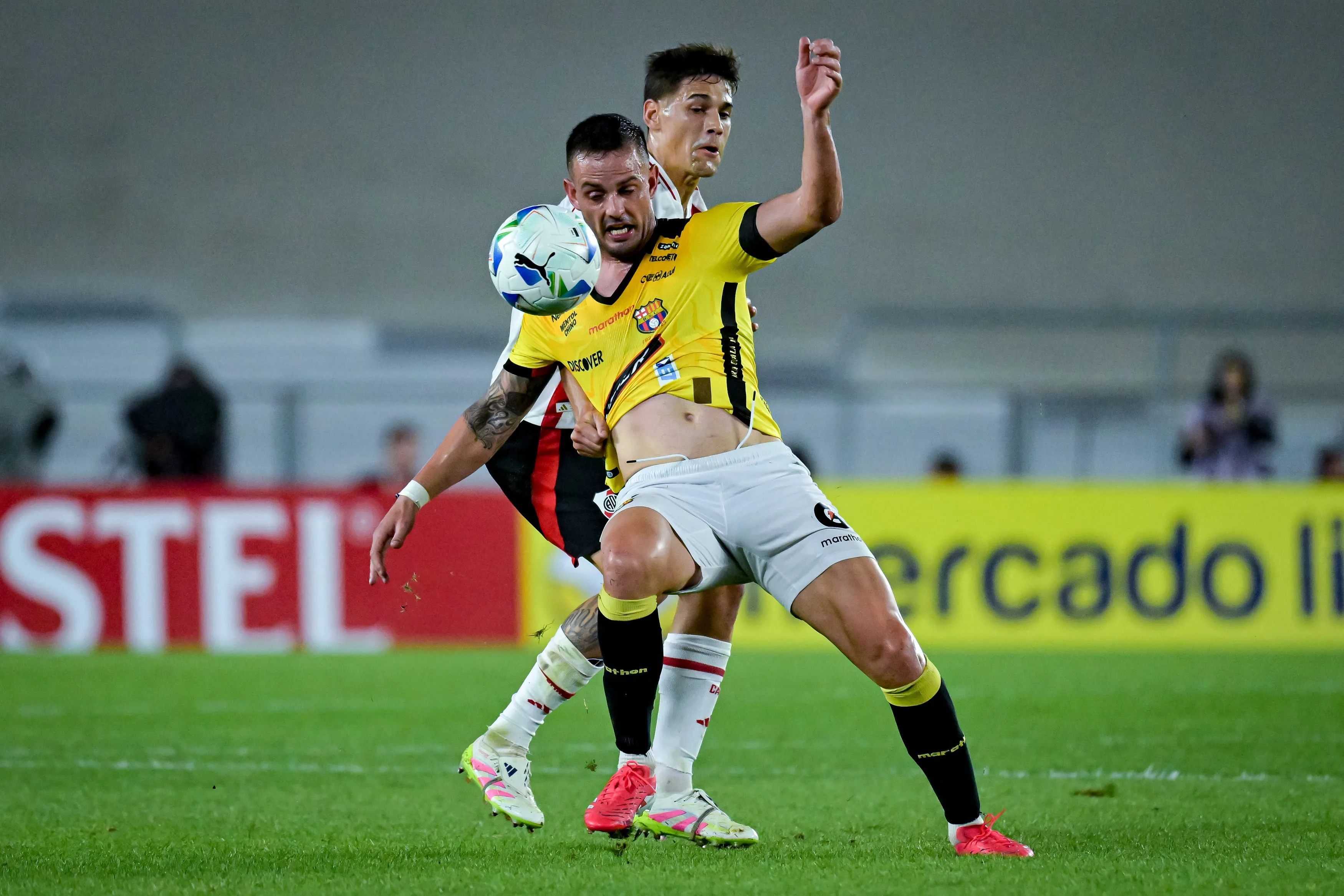 Octavio Rivero en acción por la Copa Libertadores ante River Plate. (Marcelo Endelli/Getty Images).