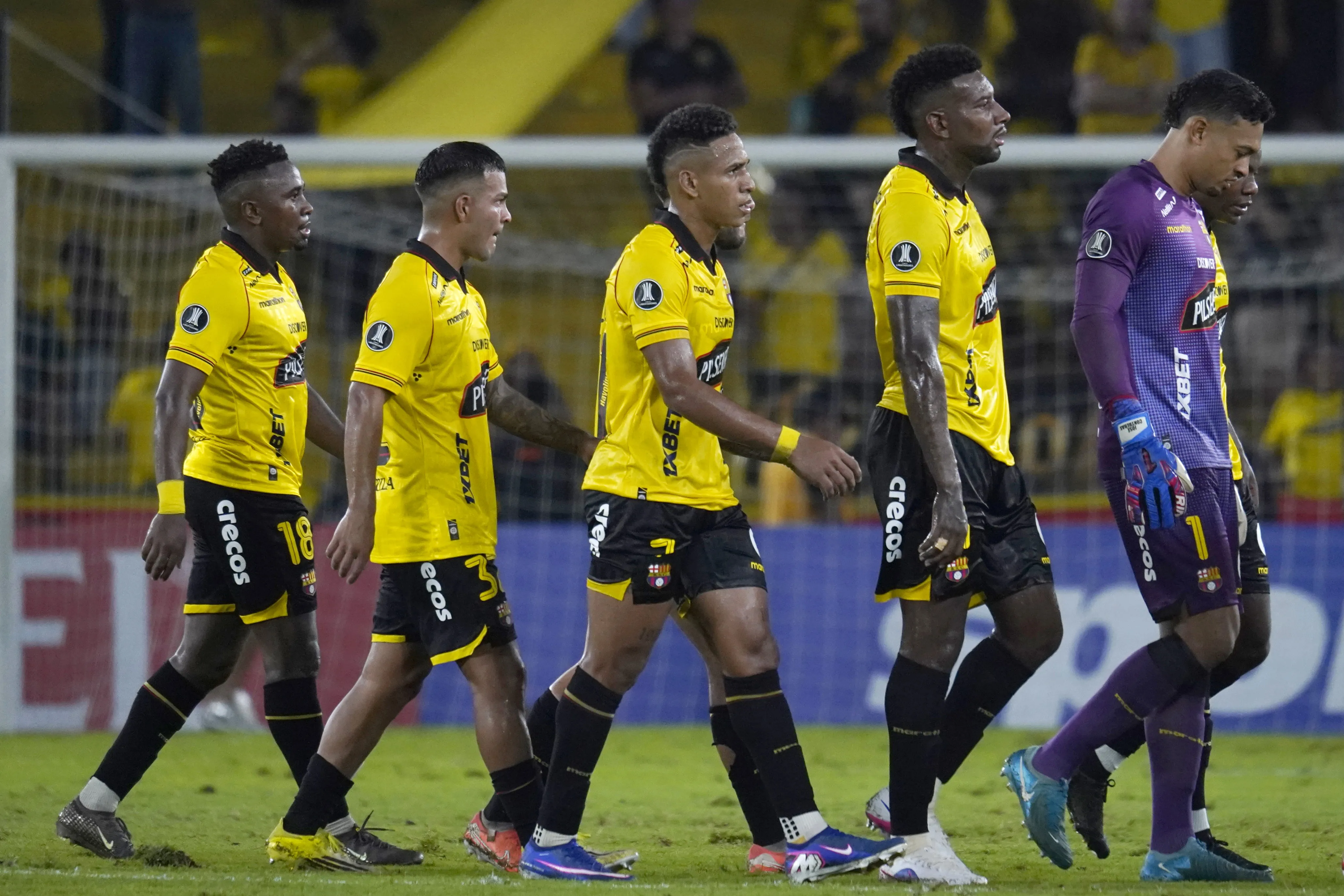 Así se retiró de la cancha el Barcelona de Ecuador. (Cesar Munoz/API/Photosport).