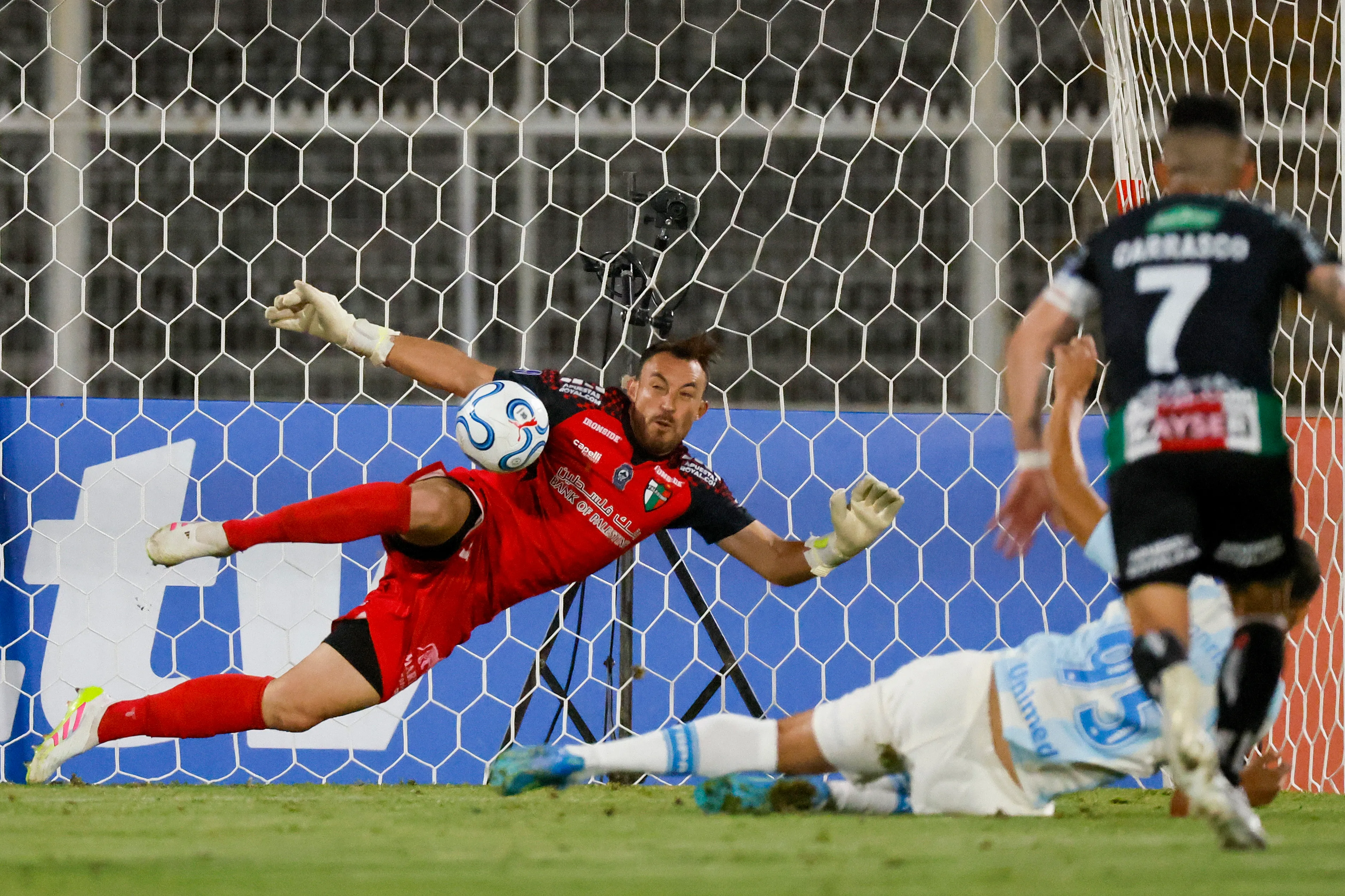 Los 3 penales tapados por Pérez ya dan la vuelta al mundo. (Foto: Andres Pina/Photosport)