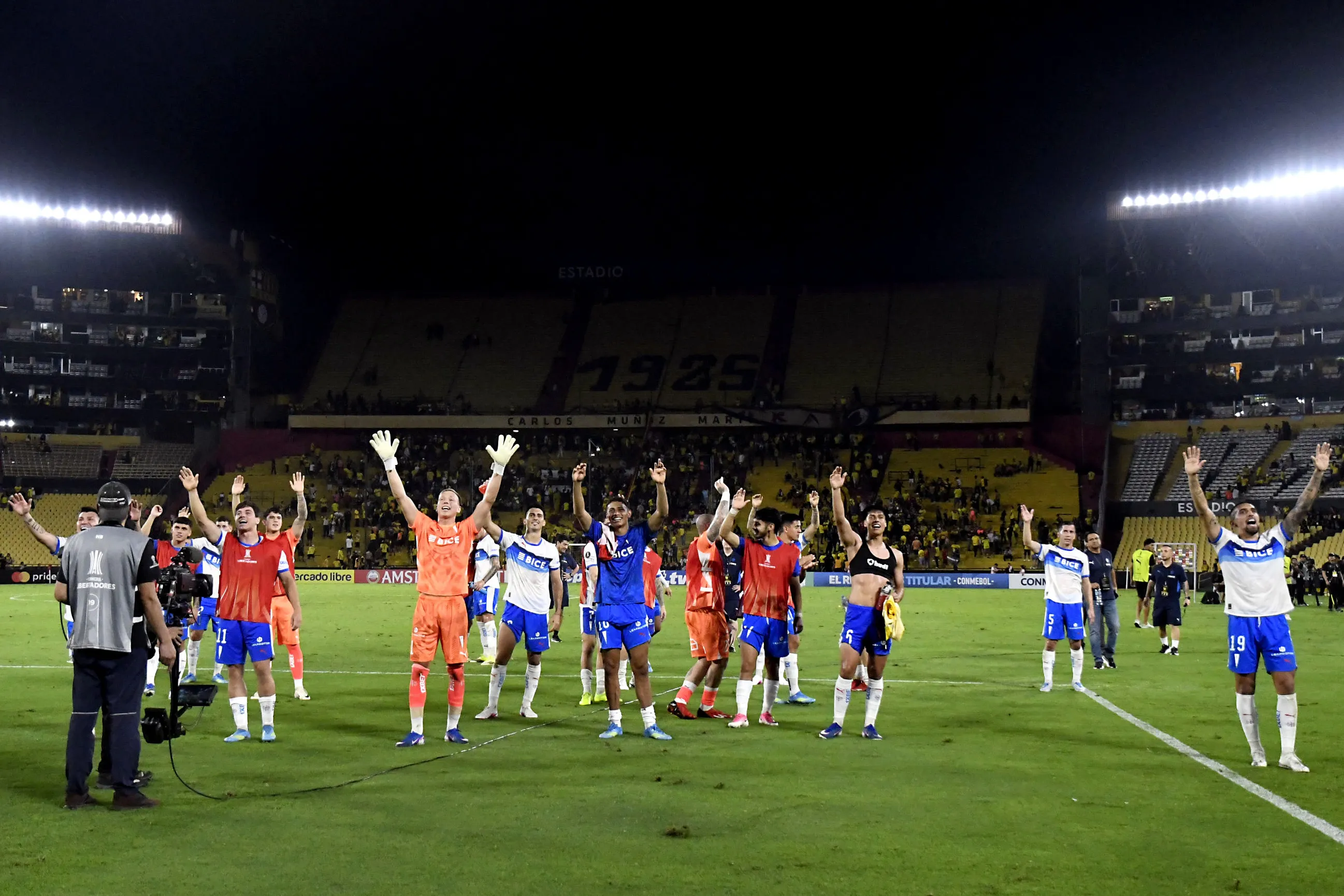 Universidad Católica celebró ante Barcelona. Foto: Adrian Nuques/API/Photosport