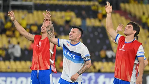 Gary Medel celebró junto a la UC en Ecuador.