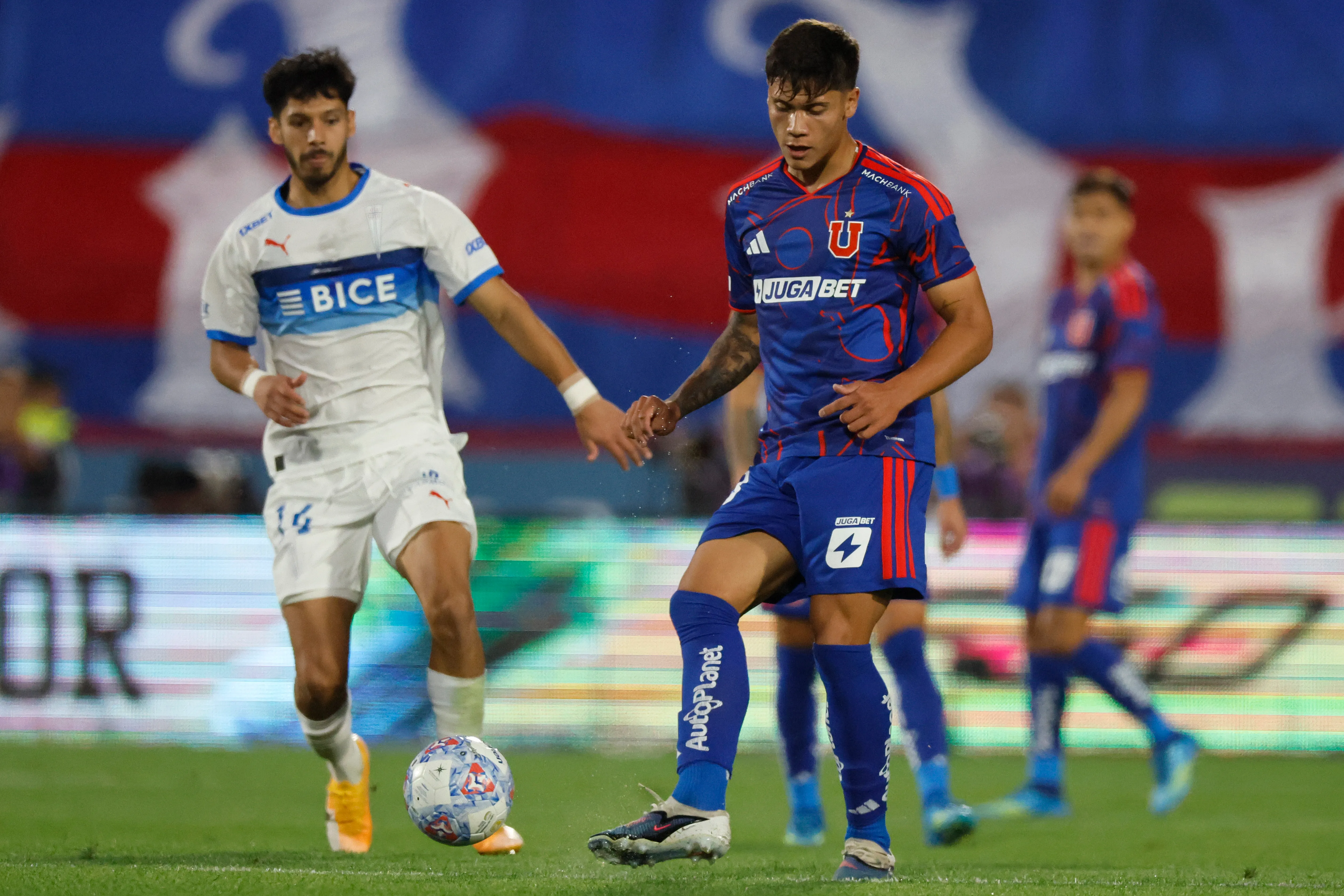 Lucas Barrera en acción ante Universidad Católica en el Clásico Universitario 202. (Andres Pina/Photosport).