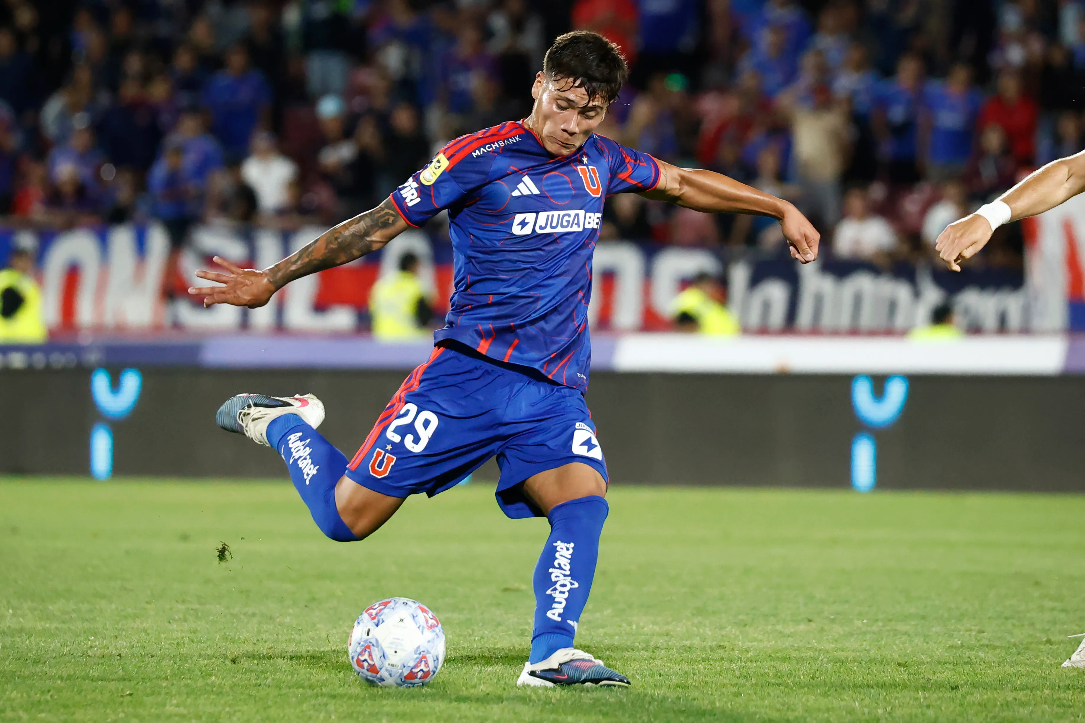 Lucas Barrera en acción ante Deportes La Serena, rival de turno en la Copa de la Liga. (Dragomir Yankovic/Photosport).