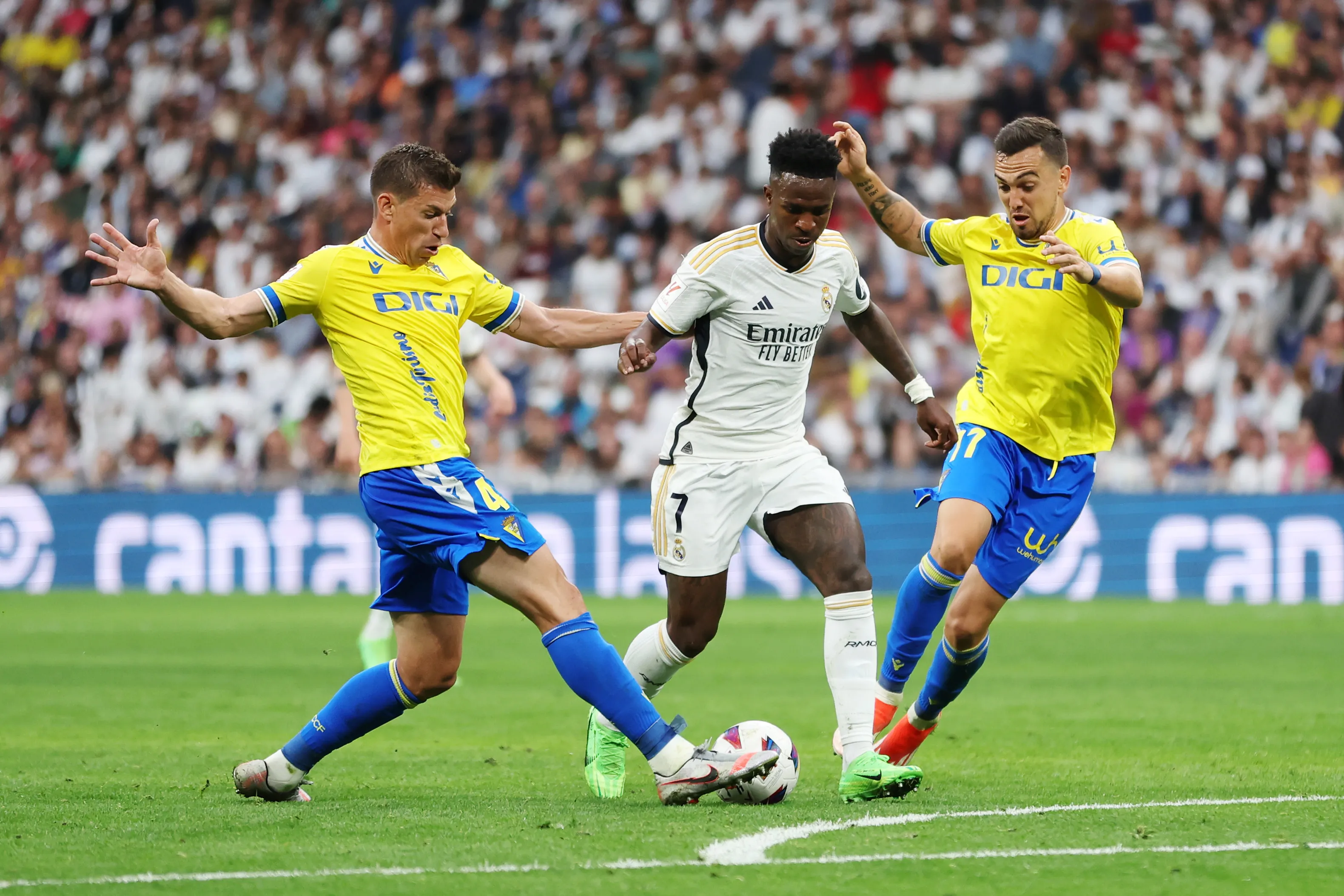Gonzalo Escalante marca a Vinícius Junior en un partido entre el Cádiz y el Real Madrid. (Florencia Tan Jun/Getty Images).