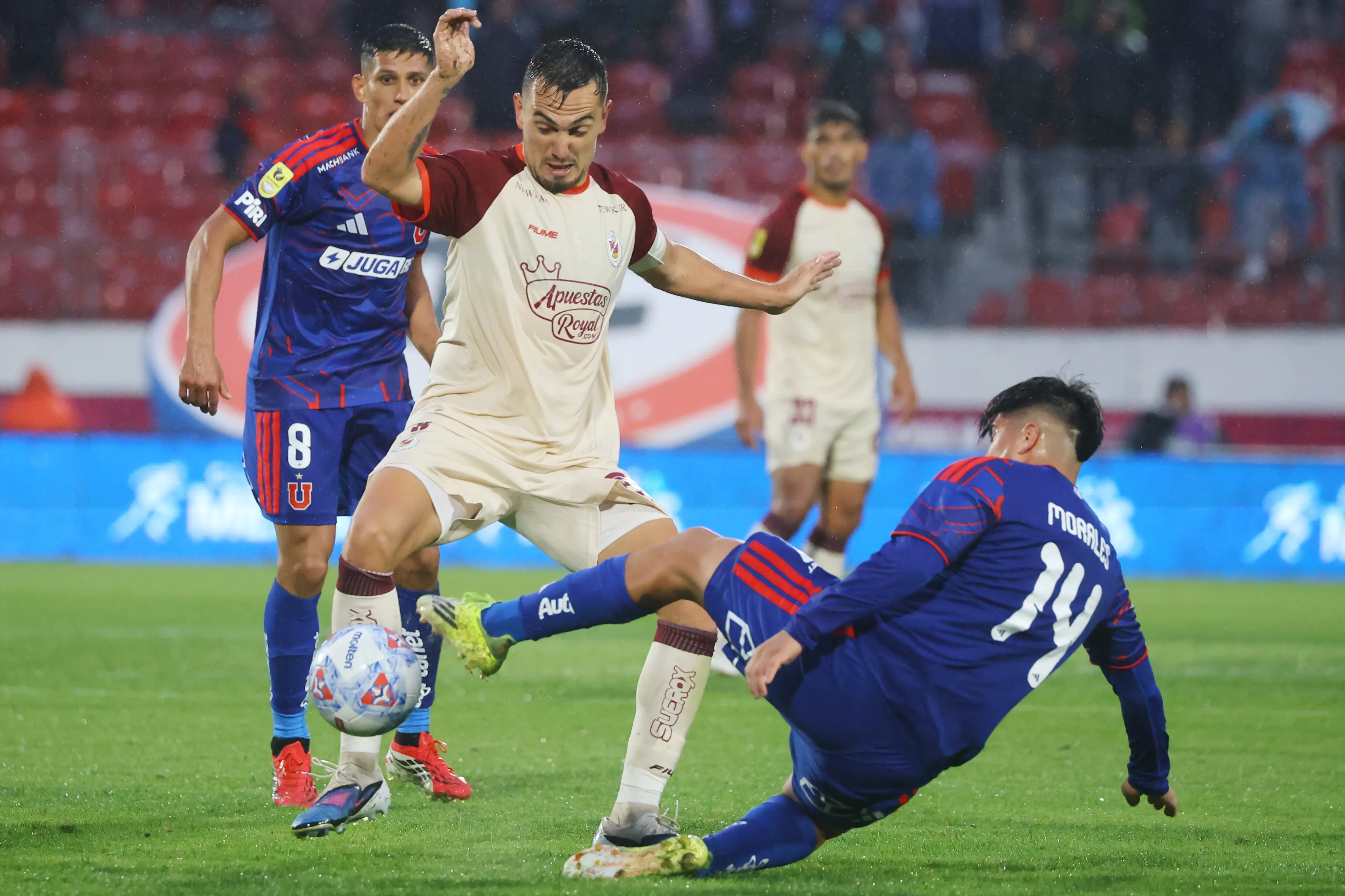 Gonzalo Escalante lucha un balón contra Marcelo Morales. (Jonnathan Oyarzun/Photosport).