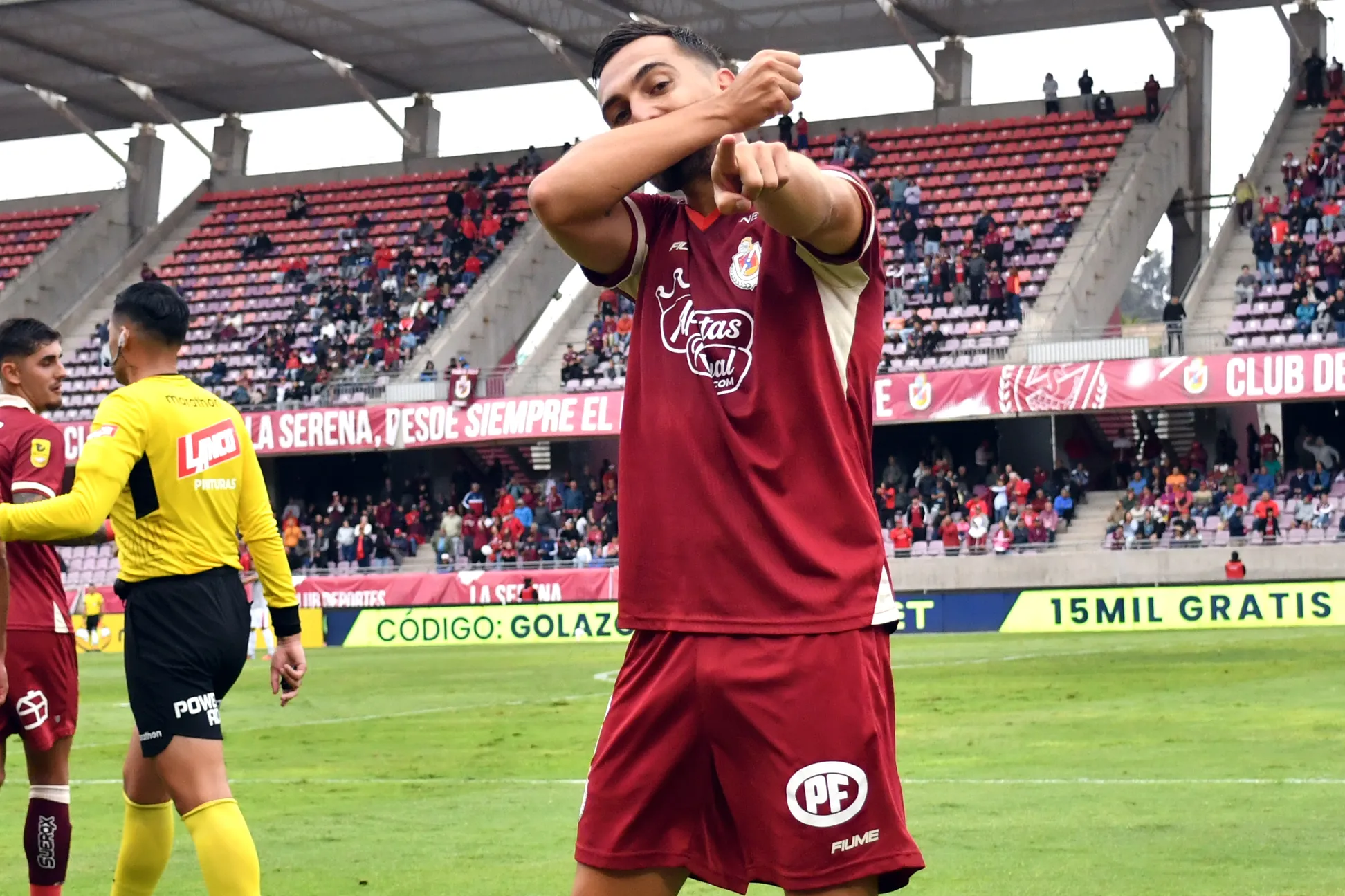 Gonzalo Escalante celebró así su gol ante U de Concepción. (Alejandro Pizarro Ubilla/Photosport).