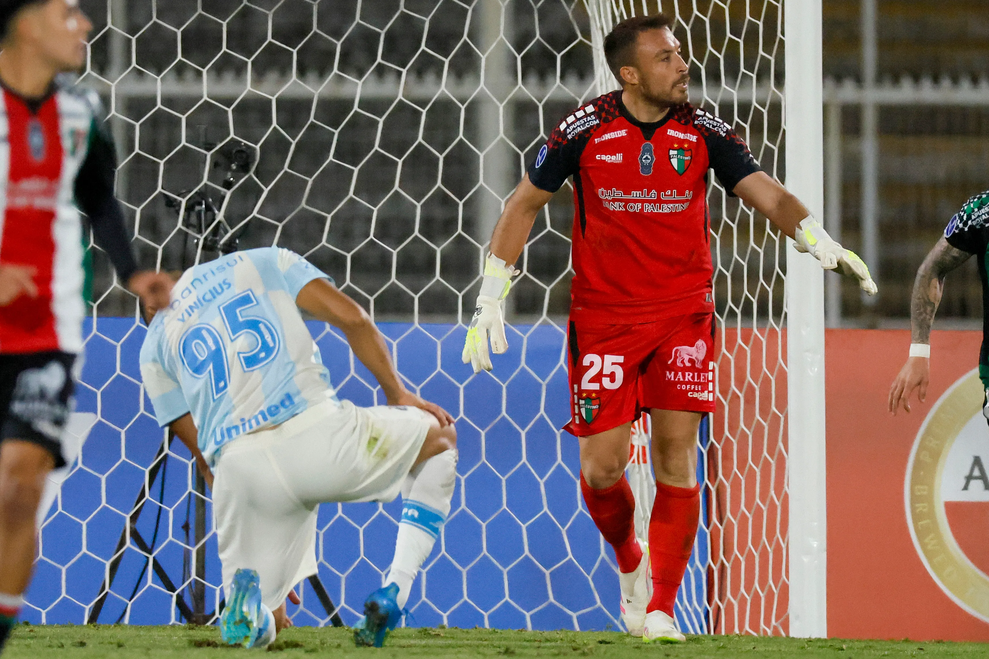 “Zanahoria” Pérez dejó de rodillas a Gremio con sus tres penales atajados.