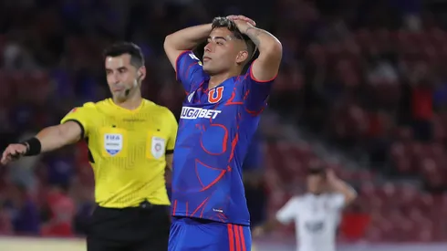 Lucas Assadi no lo pasa bien en la U de Fernando Gago.