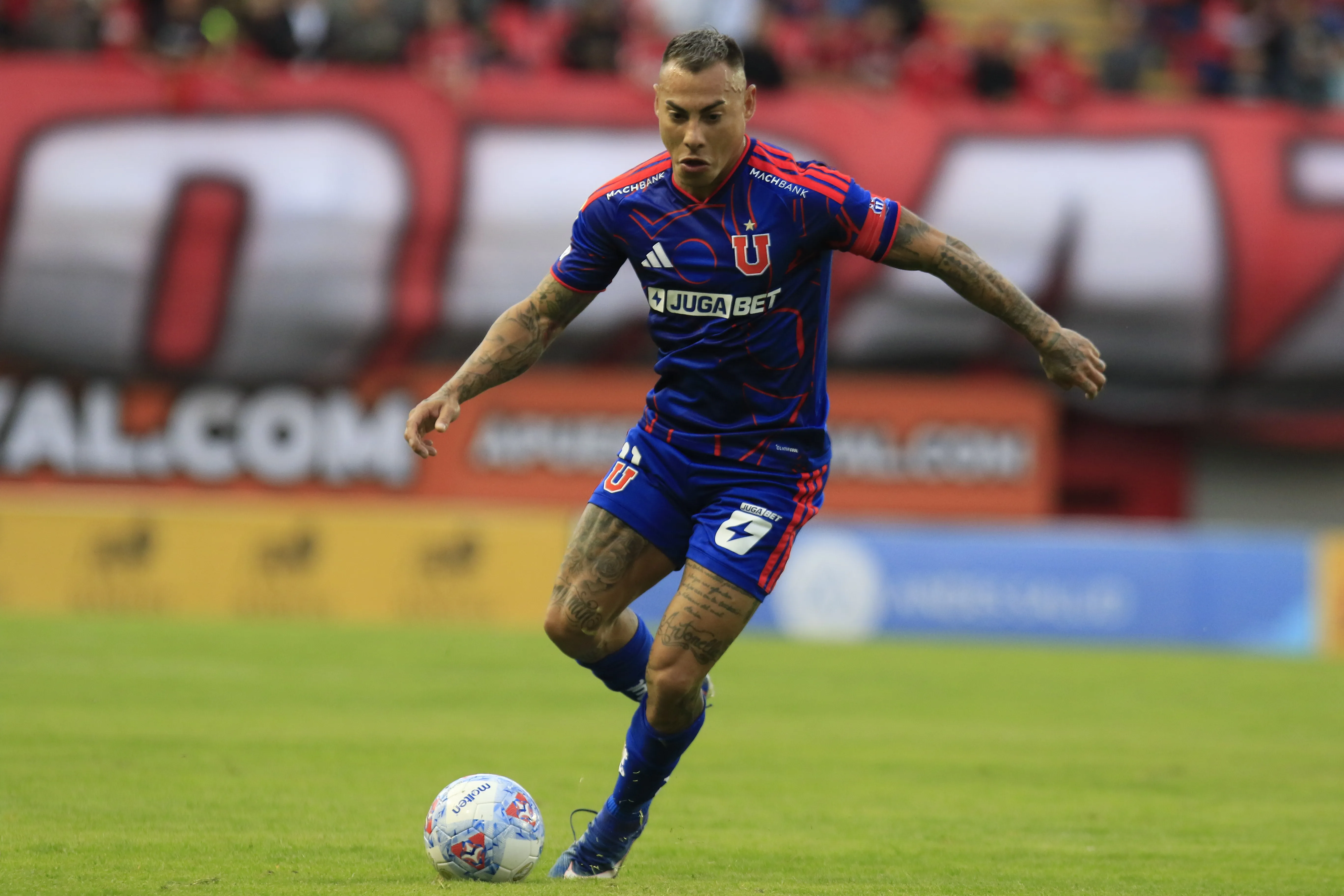 El jugador sufrió un desgarro en el gemelo interno de la pierna izquierda /Photosport