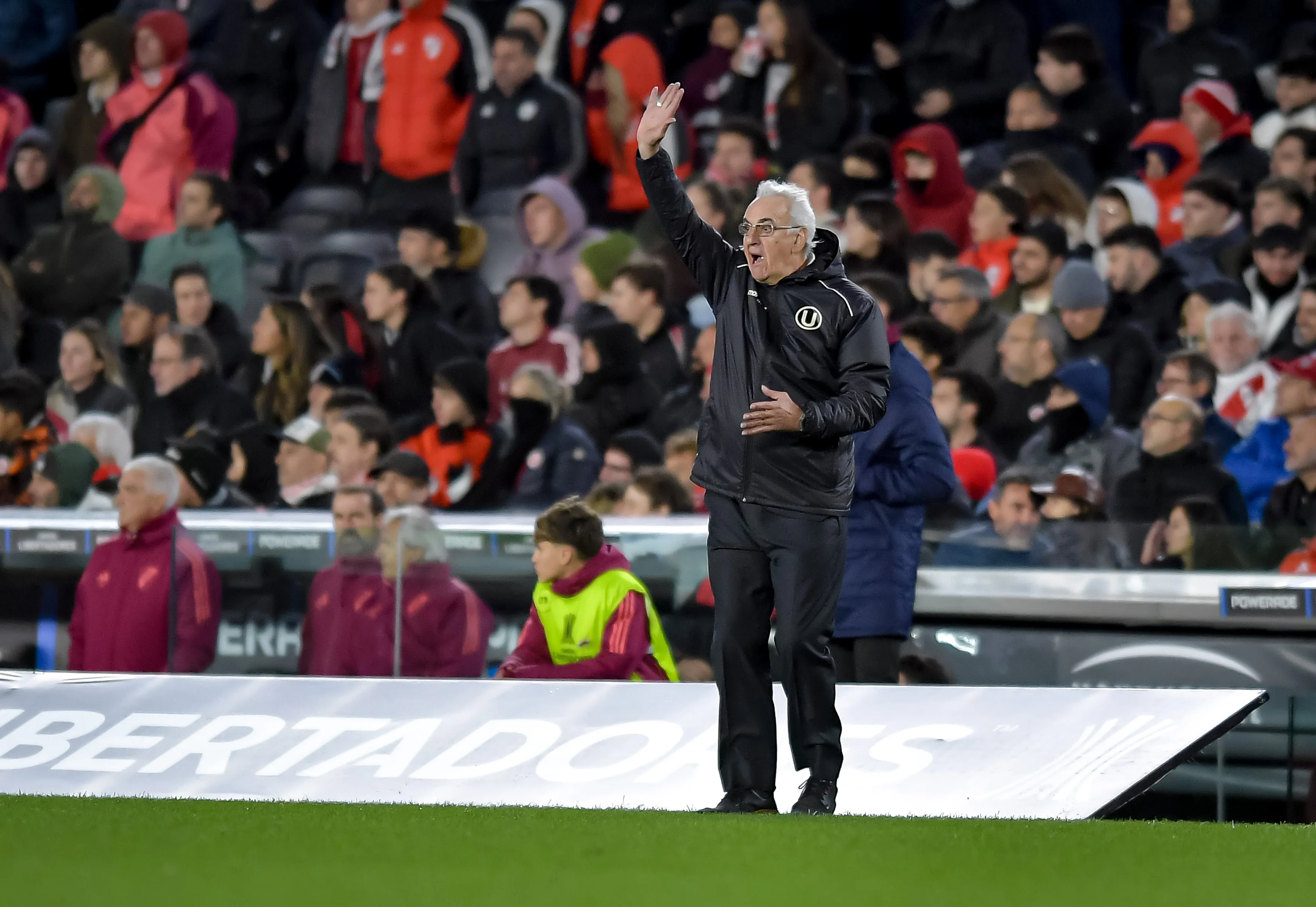 Jorge Fossati en acción como DT de Universitario. (Marcelo Endelli/Getty Images).