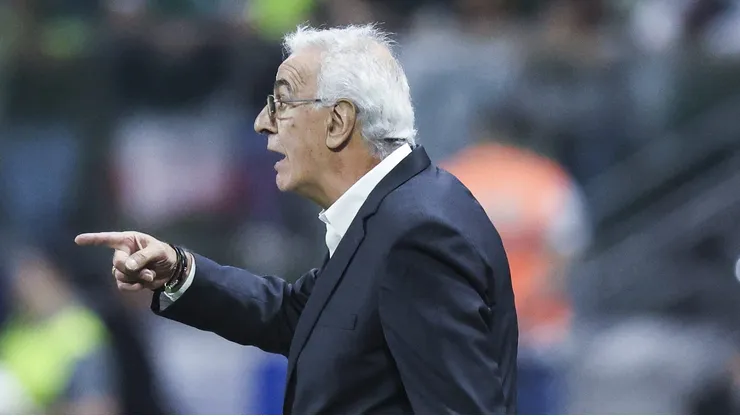 El uruguayo Jorge Fossati recibió un severo mensaje desde el administrador de Universitario.