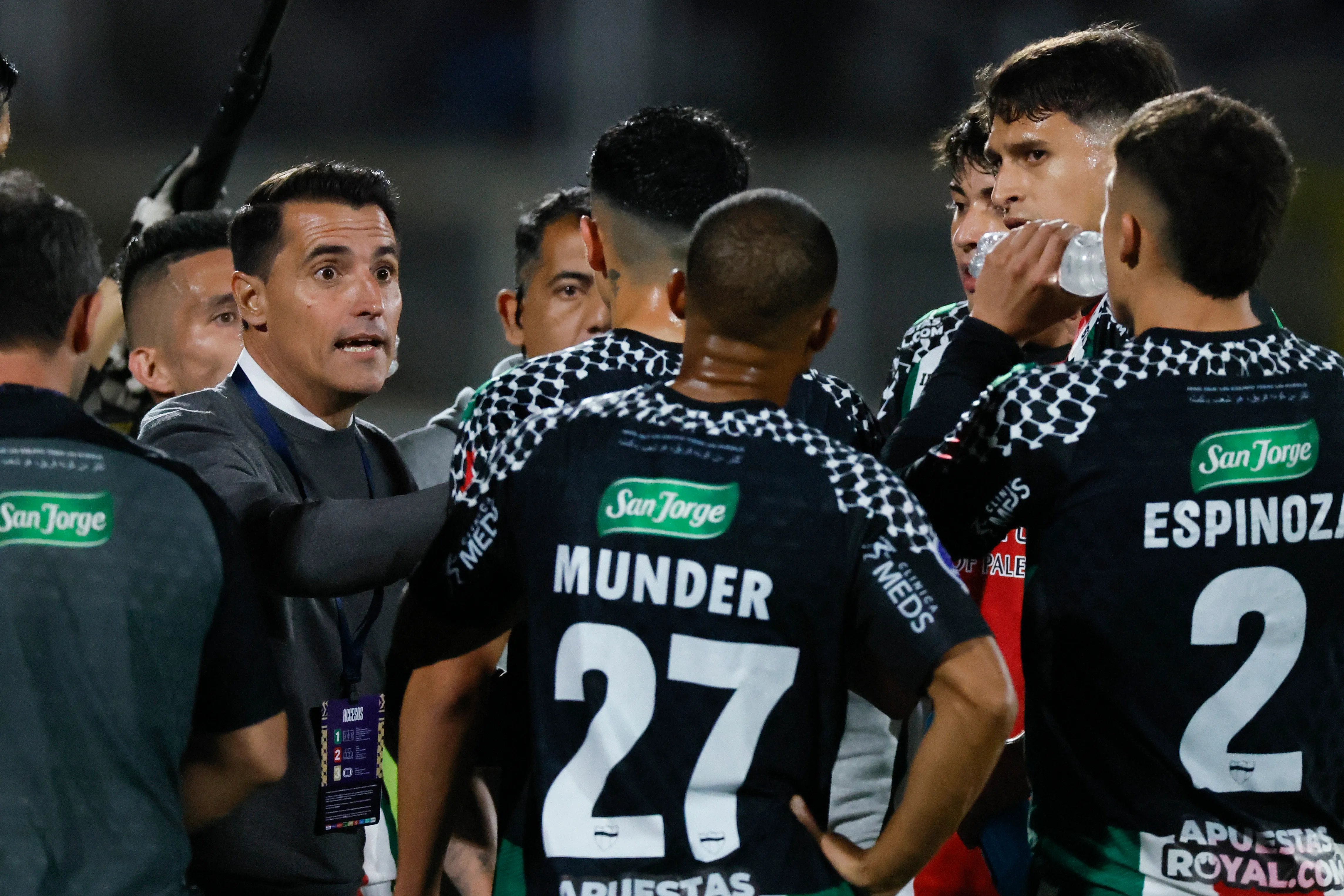 Guillermo Farré da indicaciones en el duelo vs Gremio. (Andres Pina/Photosport).